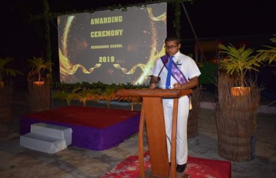 ހެނބަދޫ ސްކޫލުގެ ދަރިވަރަކަށް އިނގިރޭސި މާއްދާއިން ދުނިޔޭން އެއް ވަނަ