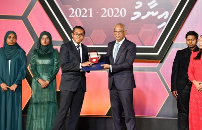 ހެނބަދޫ ސްކޫލުގެ ދަރިވަރަކަށް އިނގިރޭސި މާއްދާއިން ދުނިޔޭން އެއް ވަނަ