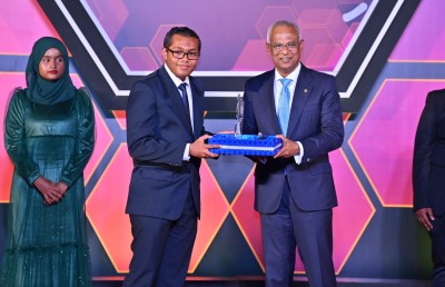 ހެނބަދޫ ސްކޫލުގެ ދަރިވަރަކަށް އިނގިރޭސި މާއްދާއިން ދުނިޔޭން އެއް ވަނަ