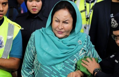 މެލޭޝިއާގެ ކުރީގެ ބޮޑުވަޒީރުގެ އަނބިކަނބަލުންނަށް ވެސް ރިޝްވަތުގެ ދައުވާ ސާބިތުވެއްޖެ