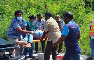 އިކުއިޓޯރިއަލް ހޮސްޕިޓަލް ކައިރިން މީހެއްގެ ގައިގައި ލޮރީއަކުން ޖެހި ހާލު ސީރިއަސް