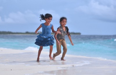 ވަށައިގެން އަގު ބޮޑު ރިސޯޓްތައް، އެކަމަކު ފަގީރު ރަށްތައް!