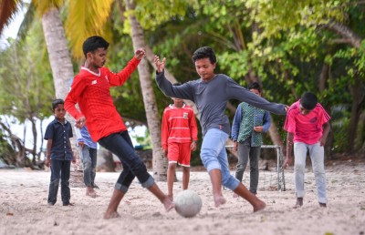 ވަށައިގެން އަގު ބޮޑު ރިސޯޓްތައް، އެކަމަކު ފަގީރު ރަށްތައް!