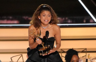 އެމީ: އެންމެ ކުރީގައި ވައިޓް ލޮޓަސް އާއި ޓެޑް ލެސޯ