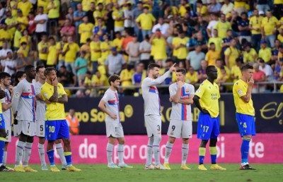 ސަޕޯޓަރަކަށް ފަރުވާ ދޭން މެދުކަނޑާލި މެޗުން ބާސާ މޮޅުވެއްޖެ