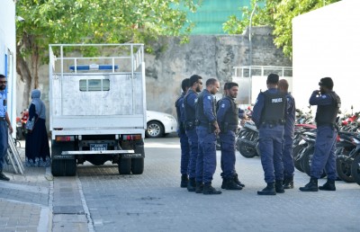 ފުލުހުންނަށް ހަމަލާދިން މީހުން ޝަރީއަތް ނިމެންދެން ބަންދުކޮށްފި