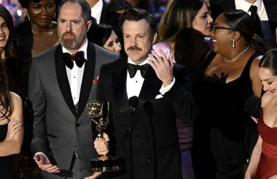 އެމީ: އެންމެ ކުރީގައި ވައިޓް ލޮޓަސް އާއި ޓެޑް ލެސޯ