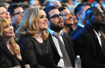 އަޑެލް ކުރީގެ ފިރިމީހާއާ އެކު އުޅުނު ގެ ނުއަގުގައި ވިއްކާލައިފި