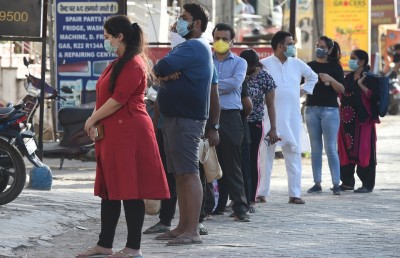 ކޮވިޑް-19: އިންޑިއާގެ ބޮޑެތި ސިޓީތަކުގެ މީހުން މާސްކް އަޅަން އަންގައިފި