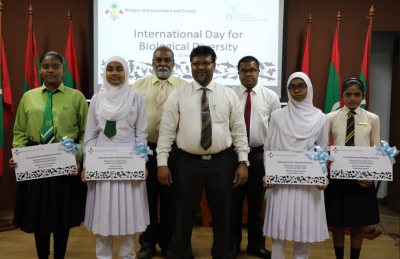 ދިރޭތަކެތީގެ ދުވަހާ ގުޅިގެން ބޭއްވި މަޒުމޫނު ލިޔުމުގެ މުބާރާތުން އެއްވަނަ ޝައުނާ ރަޝީދު