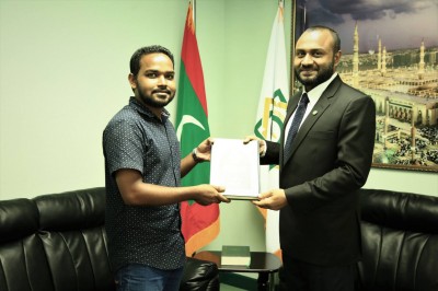 ނޫރުލް މުބީން ޤުރުއާން މުބާރާތުގެ ތިން ވަނަ ހޯދި އަޝްރަގަށް އައިޔޫއެމްގެ ފަރާތުން ސްކޮަލަޝިޕެއް