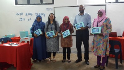 މާލެ ސަރަހައްދުގެ ހުރިހާ ސްކޫލެއްގެ ޓީޗަރުންނަށް ޓެބްލެޓްތައް ހަވާލުކޮށްފި