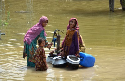 ޕާކިސްތާނުގައި ބޮޑުވި ފެންގަނޑު ހިނދޭއިރު ކޮލެރާ ފެތުރެނީ