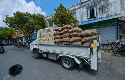 މުދާތައް ސަޕްލައި ނުކުރެވެނީ ކަސްޓަމްސްގައި މުދާތައް ތާށިވެފައި ހުރުމުން: ވިޔަފާރިވެރިން