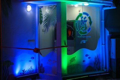 ރާއްޖޭގައި ފުރަތަމަ ފަހަރަށް ޕްލާސްޓިކް ރިސައިކަލް ކުރާ ރިވާސް ވެންޑިން މެޝިނެއް ބަހައްޓައިފި