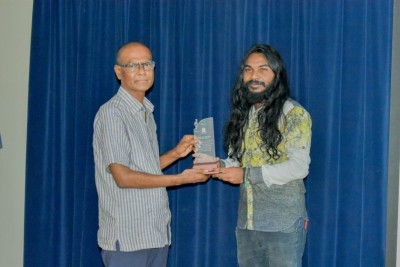 އެމްއެންޔޫއެސްޔޫގެ ޝަރަފުވެރިކަމާއި ޢިއްޒަތްތެރިކަމުގެ ނިޝާނުގެ ވެރިޔާގެ ލަގަބް ރަޝީދަށް