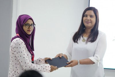 ދަރިވަރުންނަށް ޓެބްލެޓް ބަހަން ފަށައިފި