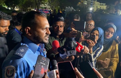 އަޒްހާން ފެނުނީ ބޯގަސްތަކުގެ ތެރޭގައި ވަރަށް ބޮޑަށް ކުނިވެފައި އޮއްވައި