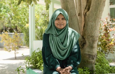 ޑިންގީގައި ކޮންމެ ދުވަހަކު ސްކޫލަށް: މިއީ އަޒުމް ވަރުގަދަ ޓީޗަރެއް!