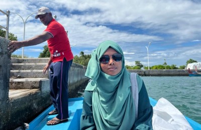 ޑިންގީގައި ކޮންމެ ދުވަހަކު ސްކޫލަށް: މިއީ އަޒުމް ވަރުގަދަ ޓީޗަރެއް!