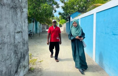 ޑިންގީގައި ކޮންމެ ދުވަހަކު ސްކޫލަށް: މިއީ އަޒުމް ވަރުގަދަ ޓީޗަރެއް!