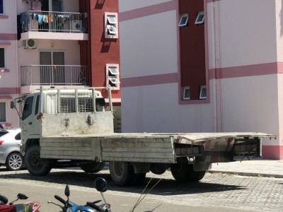 ދުއްވަމުން ދިޔަ ލޮރީއަކުން ވެއްޓި، ފަސް މީހަކަށް އަނިޔާވެއްޖެ