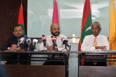 ޕްރެސް ކޮންފަރެންސްގައި ފާރިސް ތަމްސީލް ކުރެއްވީ ރައީސް މައުމޫން: ހެކީން
