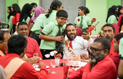 ޓީޗަރުންގެ ދުވަހުގެ ހިތާބު: ދަރިވަރުންގެ ގައިގައި އަށަގަންނުވަން ބޭނުންވާ ރީތި ސިފަތަކުން ނަމޫނާ ދައްކައިދީ