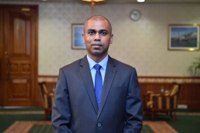 ދިވެހި ސަފީރު އުވައިސް، ޖަޕާނުގެ އެމްޕެރާއަށް ފަތްކޮޅު އަރުވައިފި