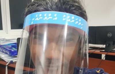 26 އަހަރުގެ ކުރީގެ ކްލާސްމޭޓުންގެ ހަދިޔާ ޑޮކްޓަރުންނަށް!