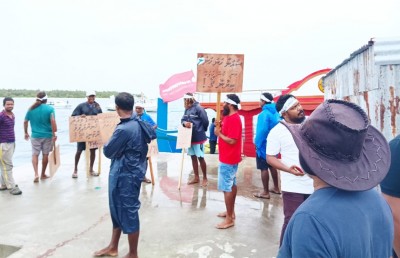 ހުޅިދޫ ހަވާލުނުކޮށްގެން ރަށުން ނުފައިބާ އިހްތިޖާޖުގައި