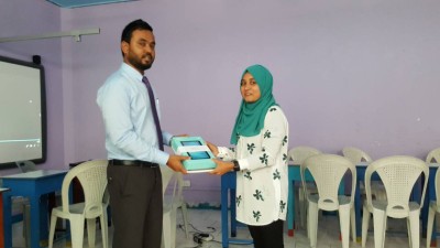 ދެ ހަފުތާއެއްހާ ދުވަސްތެރޭ ދަރިވަރުންނަށް ޓެބްލެޓްތައް ދީ ނިމޭނެ: އެޑިއުކޭޝަން