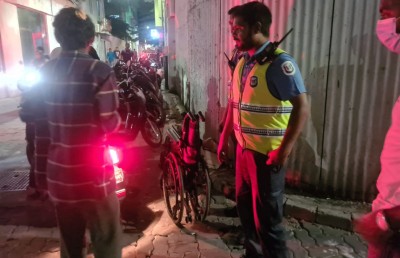 ހާއްސަ އެހީއަށް ބޭނުންވާ މީހެއްގެ ވީލްޗެއާ ވަގަށް ނަގައިގެން ދަނިކޮށް އަތުލައިގެންފި