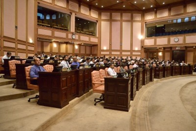 މަޖިލީހަށް ކުރިމަތިލާއިރު ދައްކަންޖެހޭ ފީ 15000 ރުފިޔާއަށް ބޮޑު ކުރަން ފާސްކޮށްފި
