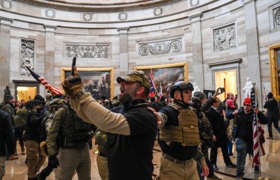 ޓްރަމްޕު ހެކިބަސް ދެއްވުމަށް އަމުރެއް ނެރެފި