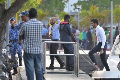 ފާރިސް ގޮޅިން ނެރޭ ވީޑިއޯ ސިއްރު މަޖިލީހެއްގައި ބަލަން އޭނާ ދެކޮޅު ހަދައިފި