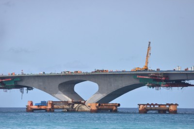 ބްރިޖްގެ މަސައްކަތްކުރަން އެޅި ޕްލެޓްފޯމްގެ ބޮޑުބައެއް ނަގައިފި