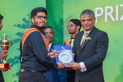 ވިލާ އިންޓަނޭޝަނަލް ހައި ސްކޫލްގެ އެންމެ މޮޅު ދަރިވަރަކަށް އަހުމަދު ނާބިހް!