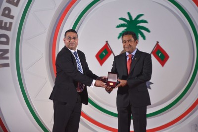ބައިނަލްއަގުވާމީ އެވޯޑެއް ލިބުނު ޓެކްސް ކޮމިޝަނަރ ޔަޒީދަށް ރައީސް އިނާމު ދެއްވައިފި