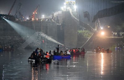 އިންޑިއާގެ ގުޖުރާތުގައި ބްރިޖެއް ވެއްޓި 120 މީހަކު މަރުވެއްޖެ