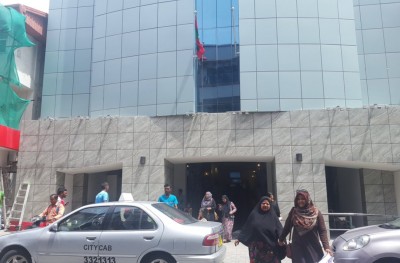 އައިޖީއެމްއެޗްގެ އެންއައިސީޔޫގައި ތިބި ކުދިން ކޮވިޑަށް ޓެސްޓްކުރަނީ