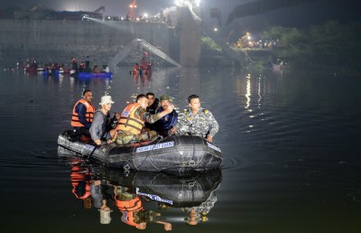 އިންޑިއާގެ ގުޖުރާތުގައި ބްރިޖެއް ވެއްޓި 120 މީހަކު މަރުވެއްޖެ