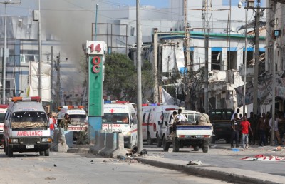 މޮގަދިޝޫގައި ކާރު ބޮމުގެ ހަމަލާއެއް ދީ 100 މީހަކު މަރާލައިފި