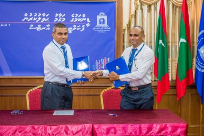 ގައުމީ ޔުނިވާސިޓީގެ ފެކަލްޓީ އޮފް އާޓްސްގެ ޑީން ކަމަށް އާސިމް