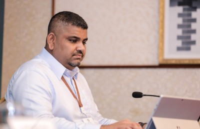 އަތޮޅުތަކުގައި ހަދާ ފެސިލިޓީތަކުގެ މަސައްކަތް ލަސް، އެކަމަކު އެ ބަނިމޭ: ސަރުކާރު