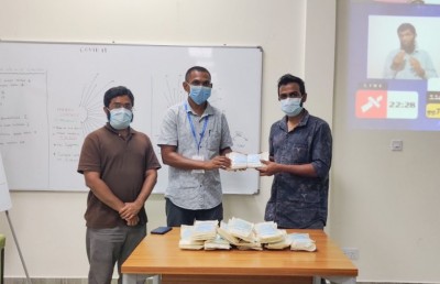 އައްޑޫ ހޮސްޕިޓަލަށް ސުވާދިވް ކެފޭ އިން 300 މާސްކް ހަދިޔާކޮށްފި