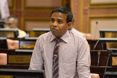 އަހުމަދު އަބްދުﷲގެ މުވައްޒަފަކު ބަނދެ، ފައިސާތަކެއް ފޭރިގެންފި