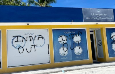 ހިތަދޫގެ ވަރަށް ގިނަ ތަންތަނުގައި "އިންޑިއާ އައުޓް" ޖަހައިފި