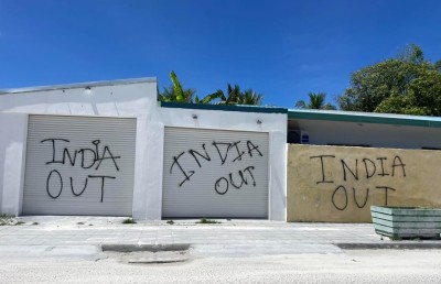 ހިތަދޫގެ ވަރަށް ގިނަ ތަންތަނުގައި "އިންޑިއާ އައުޓް" ޖަހައިފި