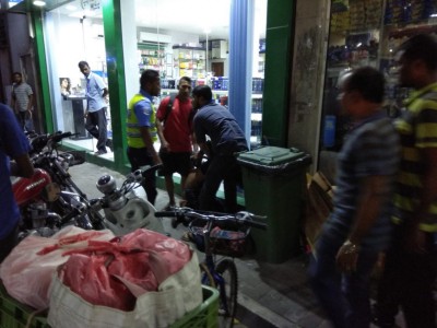 މާލޭގައި ތޫނު އެއްޗަކުން ހަމަލާދީ ތިން މީހަކު ޒަހަމްކޮށްލައިފި